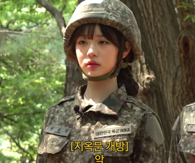 장원영이 군복을 입어도 굴욕 없는 모습을 보여줬다. / 유튜브 '전과자'