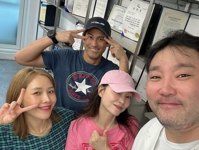 개그우먼 신봉선이 '오래된 만남 추구2'(이하 '오만추2') 멤버들의 근황을 전했다. 왼쪽부터 신봉선, 이형철, 왁스, 박광재. /신봉선 소셜미디어
