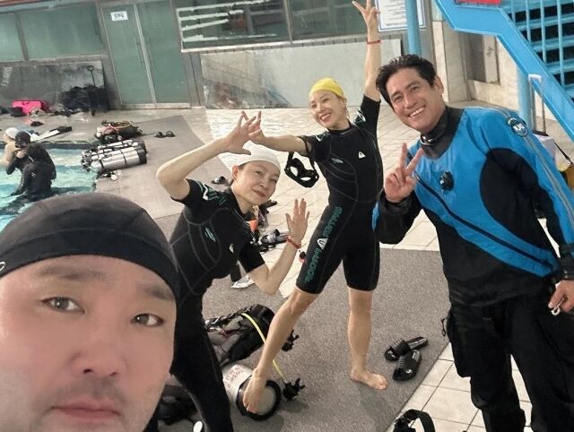 개그우먼 신봉선이 '오래된 만남 추구2'(이하 '오만추2') 멤버들의 근황을 전했다. 왼쪽부터 박광재, 왁스, 신봉선, 이형철. /신봉선 소셜미디어