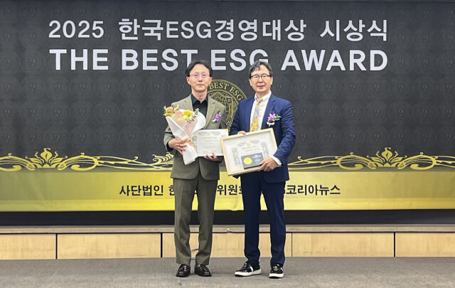 김민수 한국중부발전 재무개선처장(왼쪽)이 29일 서울 한국프레스센터에서 열린 한국ESG경영대상 시상식에서 공공기관 환경 부문 최우수상 수상 후 기념촬영을 하고 있다. /한국중부발전