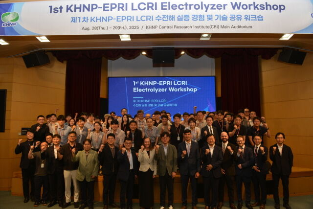 한국수력원자력이 대전 한수원 중앙연구원에서 미국 전력연구소(EPRI) 저탄소자원계획(LCRI) 팀과 함께 ‘수전해 실증 경험 및 기술 공유 워크숍’을 개최했다. /한수원