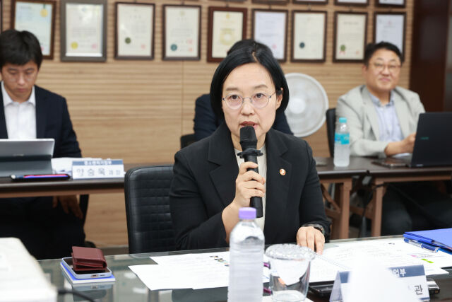 한성숙 중소벤처기업부 장관이 29일 인천 소재 중소기업 하나금속에서 열린 ‘납품대금 연동제 확산을 위한 뿌리기업 현장 간담회’에서 발언하고 있다. /중소벤처기업부