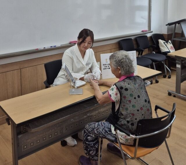 국민체육진흥공단이 강화군 지역 어르신을 대상으로 체력 측정, 운동·영양상담, 건강 제품 지원이 결합된 ‘건강 돌봄 지원 프로그램’을 진행했다./국민체육진흥공단