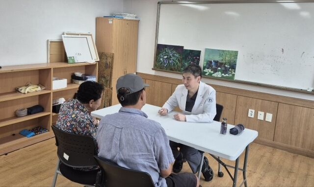 국민체육진흥공단이 강화군 지역 어르신을 대상으로 체력 측정, 운동·영양상담, 건강 제품 지원이 결합된 ‘건강 돌봄 지원 프로그램’을 진행했다./국민체육진흥공단