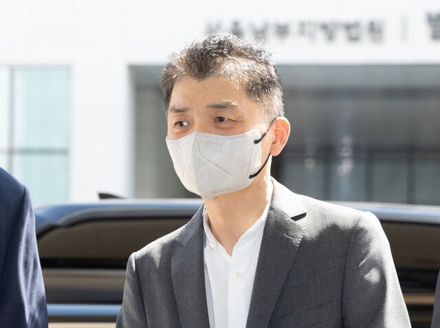 SM 엔터테인먼트 인수 과정에서 시세조종을 지시·공모한 혐의로 재판에 넘겨진 카카오 창업자 김범수 미래이니셔티브센터장이 29일 오후 서울 양천구 서울남부지방법원에서 열린 결심공판에 출석하고 있다. /뉴시스