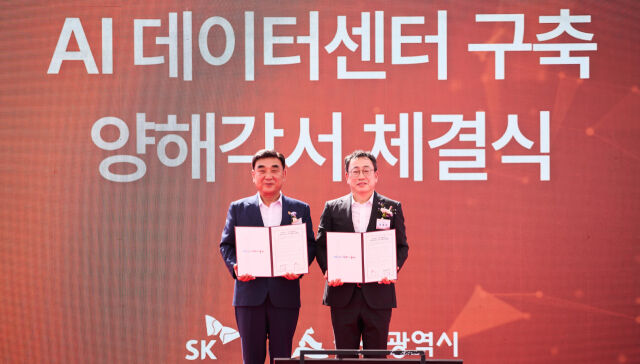 유영상 SK텔레콤 CEO(오른쪽), 김두겸 울산시장이 29일 열린 ‘SK AI데이터센터 울산’ 기공식에서 양해각서를 체결하고 기념 촬영을 하고 있다. /SK텔레콤