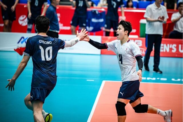 환호하는 윤경(10번)과 윤건우./FIVB