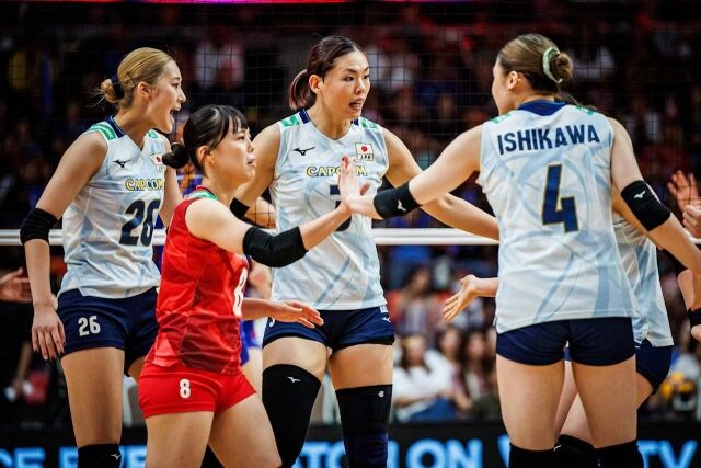 선수들을 독려하는 시마무라(사진 중앙 3번)./FIVB