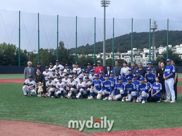 제자들은 스승을 잊지 않았다./신월야구장 = 이정원 기자