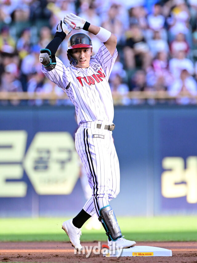 2025년 8월 30일 오후 서울 잠실구장에서 열린 '2025 신한 SOL뱅크 KBO 리그' 키움 히어로즈와 LG 트윈스의 경기<br><br>LG 신민재가 1회말 선두타자 2루타를 친 뒤 기뻐하고 있다./잠실=유진형 기자