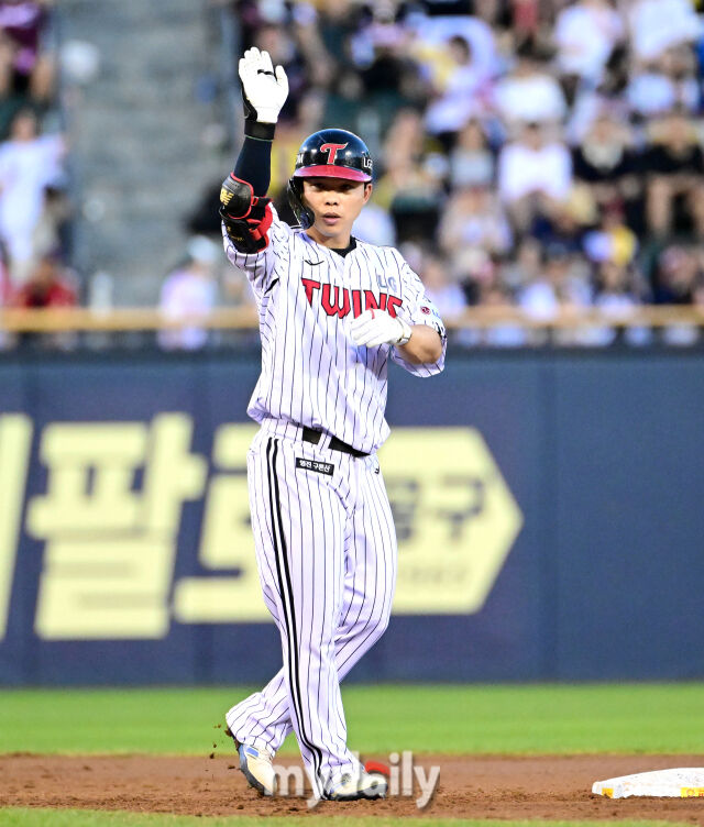 2025년 8월 30일 오후 서울 잠실구장에서 열린 '2025 신한 SOL뱅크 KBO 리그' 키움 히어로즈와 LG 트윈스의 경기<br><br>LG 문성주가 3회말 무사 1루서 2루타를 친 뒤 기뻐하고 있다./잠실=유진형 기자