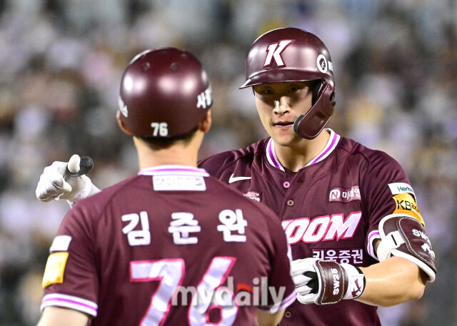 2025년 8월 30일 오후 서울 잠실구장에서 열린 '2025 신한 SOL뱅크 KBO 리그' 키움 히어로즈와 LG 트윈스의 경기<br><br>키움 주성원이 8회초 1사 2.3루서 2타점 적시타를 친 뒤 기뻐하고 있다./잠실=유진형 기자