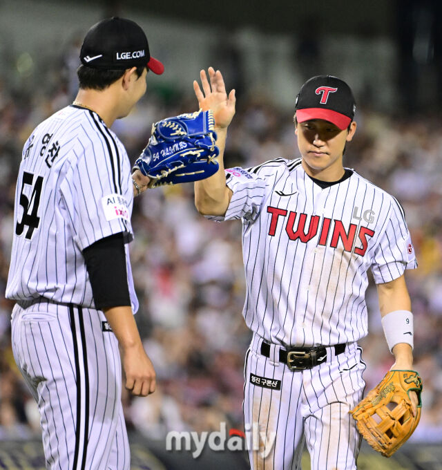 2025년 8월 30일 오후 서울 잠실구장에서 열린 '2025 신한 SOL뱅크 KBO 리그' 키움 히어로즈와 LG 트윈스의 경기<br><br>LG 3루수 구본혁이 8회초 2사 1.3루서 키움 여동욱의 안타성 타구를 처리한 뒤 유영찬의 축하를 받고 있다./잠실=유진형 기자