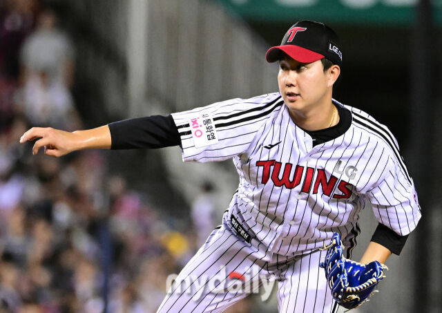 2025년 8월 30일 오후 서울 잠실구장에서 열린 '2025 신한 SOL뱅크 KBO 리그' 키움 히어로즈와 LG 트윈스의 경기<br><br>LG 유영찬이 9회초 역투하고 있다./잠실=유진형 기자