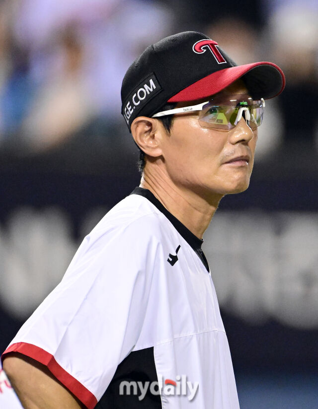 2025년 8월 30일 오후 서울 잠실구장에서 열린 '2025 신한 SOL뱅크 KBO 리그' 키움 히어로즈와 LG 트윈스의 경기<br><br>LG 염경엽 감독이 6-5로 승리한 뒤 팬들을 보고 있다.<br>