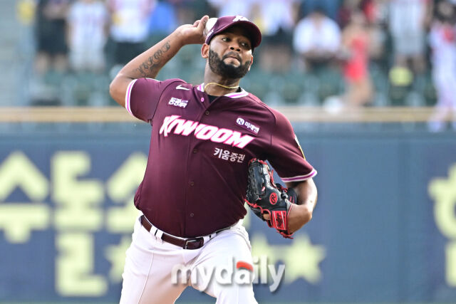 31일 서울 잠실야구장에서 열린 '2025 신한 SOL BANK KBO리그' 키움 히어로즈와 LG 트윈스 경기. 키움 선발 알칸타라가 힘차게 투구하고 있다./마이데일리