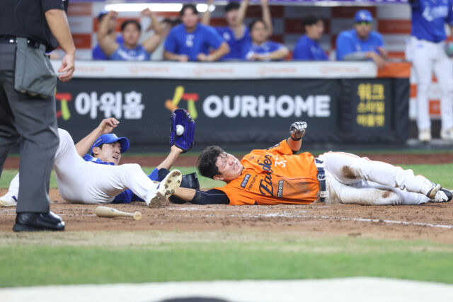 홈에서 충돌한 원태인과 김인환./삼성 라이온즈