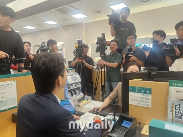 권대영 금융위원회 부위원장이 1일 오전 서울 중구 하나은행 본점에서 열린 예금보호한도 1억원 시행 현장방문에서 예금상품을 가입하고 있다./이보라 기자