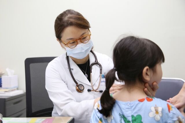 서울아산병원 소아청소년종양혈액과 김혜리 교수(왼쪽)가 소아급성림프모구백혈병 환아를 진료하고 있다. /서울아산병원