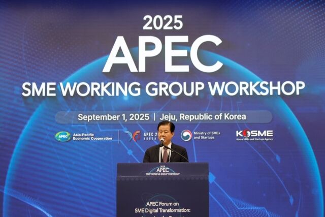 강석진 이사장이 1일 제주ICC APEC 중소기업 혁신포럼에서 축사를 하고 있다. /중진공