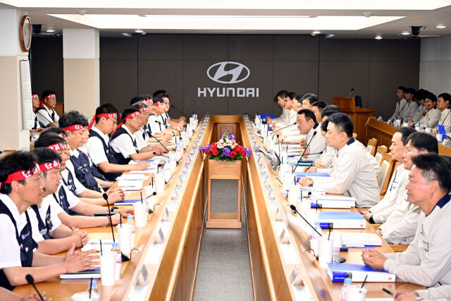 현대자동차 노사가 지난 6월 울산공장 본관 동행룸에서 2025년 임금 및 단체협약을 위한 상견례를 하고 있는 모습. 이날 상견례에는 이동석 현대차 대표이사와 서쌍용 전국금속노조부위원장, 문용문 현대차 노조지부장 등 노사 교섭 대표 등 약 70명이 참석했었다. /뉴시스
