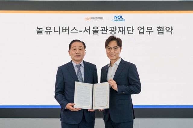 배보찬 놀유니버스 대표(오른쪽)와 길기연 서울관광재단 대표가 지난달 29일 텐엑스타워에서 열린 업무협약식에서 기념사진 촬영을 하고 있다. /놀유니버스
