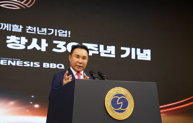 윤홍근 제너시스BBQ 그룹 회장이 1일 창립 30주년 맞아 새로운 미래를 준비하는 비전을 선포하고 있다. /BBQ치킨