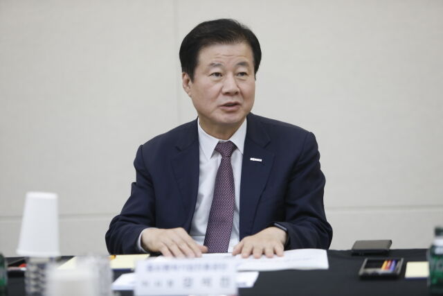 중소벤처기업진흥공단은 1일 제주 국제컨벤션센터에서 급변하는 글로벌 통상환경에 대응하기 위해 ‘찾아가는 중진공’ 현장 간담회를 열었다. 간담회에서 강석진 이사장이 발언하고 있다. /중진공