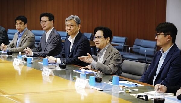 지난 4월 CJ그룹 이재현 회장(오른쪽에서 두 번째)이 일본 현지 관계자들과 간담회를 진행하고 있다. /CJ그룹