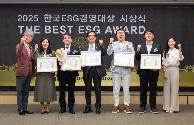 윤여원 콜바비앤에이치 대표(왼쪽 두번째)가 2025 한국ESG경영대상 시상식에서 중견기업 부문 대상 수상 후 기념촬영을 하고 있다. /콜마비앤에이치