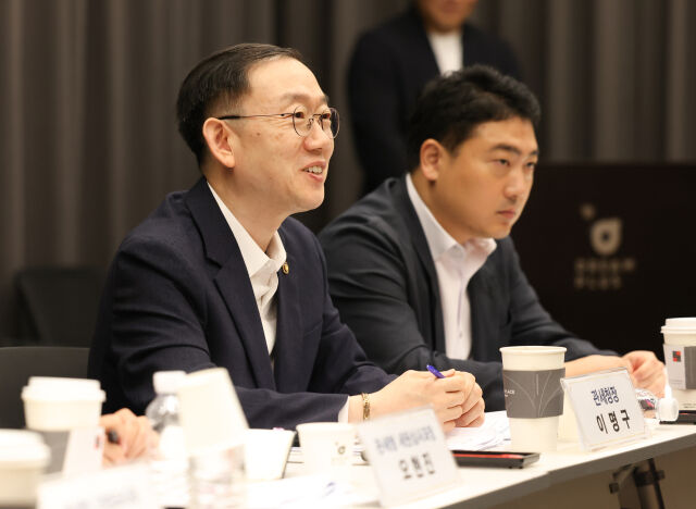 이명구 관세청장이 2일 디지털자산거래소 공동협의체(DAXA)를 방문해 의견을 청취하고 있다. /관세청