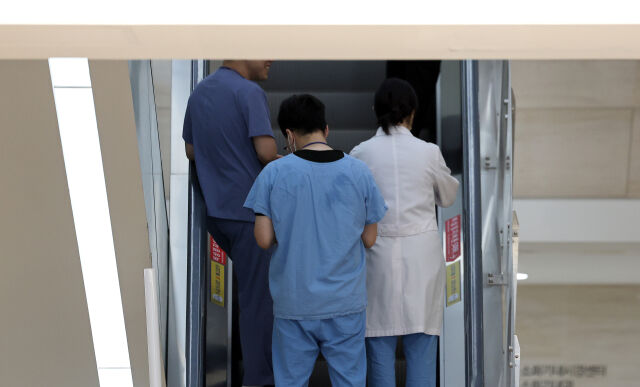 의과대학 증원 정책에 반발해 집단 사직했던 전공의들이 수련병원에 복귀한 1일 대구 시내의 한 대학병원에서 의료진들이 이동하고 있다. /뉴시스