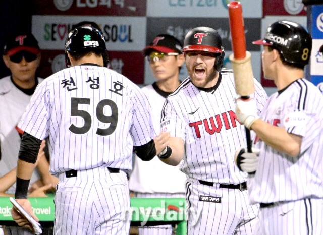2025년 9월 2일 오후 서울 잠실구장에서 열린 '2025 신한 SOL뱅크 KBO 리그' 롯데 자이언츠와 LG 트윈스의 경기. LG 2루 주자 천성호가 3회말 1사 2루서 신민재의 1타점 2루타 때 홈을 밟고 오스틴의 축하를 받고 있다./잠실 = 유진형 기자