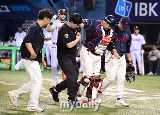 2025년 9월 2일 오후 서울 잠실구장에서 열린 '2025 신한 SOL뱅크 KBO 리그' 롯데 자이언츠와 LG 트윈스의 경기. 롯데 유강남 포수가 5회말 2사 1루서 LG 오스틴의 파울 타구에 무릎을 맞고 고통을 호소한 뒤 교체되고 있다./마이데일리