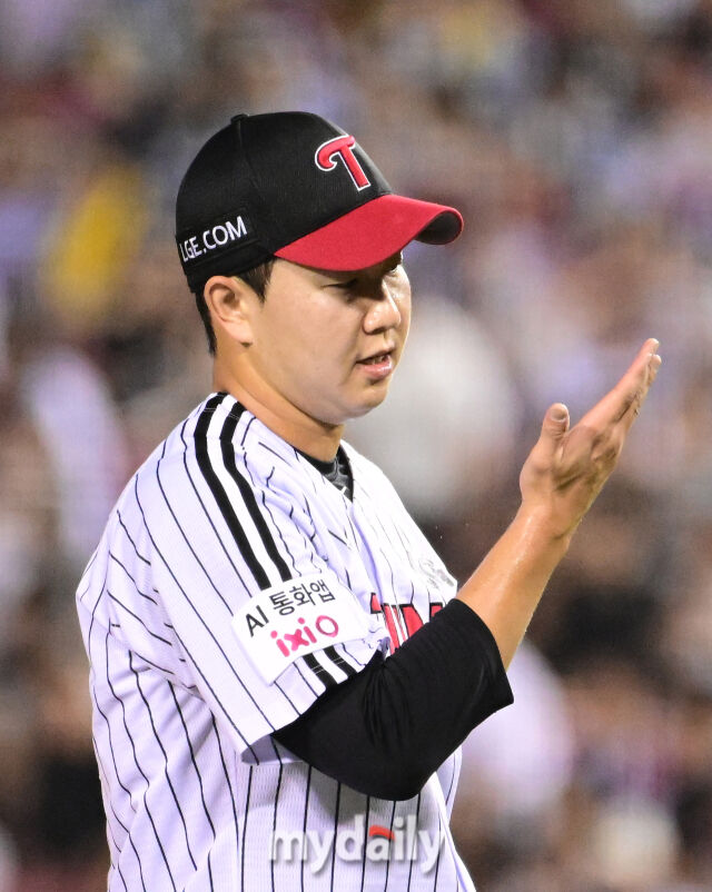 2025년 9월 2일 오후 서울 잠실구장에서 열린 '2025 신한 SOL뱅크 KBO 리그' 롯데 자이언츠와 LG 트윈스의 경기. LG 유영찬이 9회초 구원등판해 2실점 한 뒤 당황하고 있다./잠실 = 유진형 기자