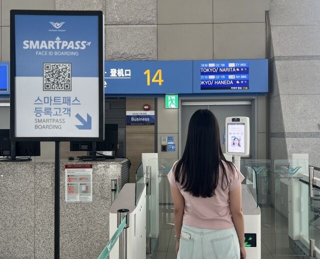 인천공항 제1여객터미널 항공기 탑승구에서 여객이 스마트패스를 이용해 탑승수속을 진행 중인 모습. /인천국제공항공사