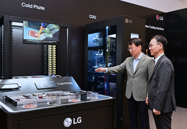 LG전자가 약 500억 원을 투자해 국립창원대 내 연면적 4000평 규모의 차세대 HVAC(냉난방공조) R&D 거점인 ‘LG전자 HVAC 연구센터’를 설립한다. 사진은 지난 7월 마곡 LG사이언스파크에서 AI 데이터센터 액체냉각 솔루션인 CDU(냉각수 분배 장치)를 살펴보는 ES사업본부장 이재성 부사장(왼쪽). /LG전자