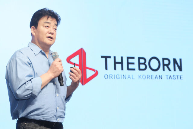 3일 서울 중구 신라호텔에서 진행된 ‘TBK 글로벌 B2B 소스 론칭’ 기자간담회에서 발표 중인 백종원 대표. /더본코리이