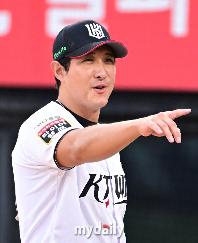 2025년 9월 3일 오후 경기도 수원KT위즈파크에서 열린 '2025 신한 SOL뱅크 KBO 리그' 롯데 자이언츠와 KT 위즈의 경기. KT 황재균이 롯데 더그아웃을 보며 장난치고 있다./마이데일리