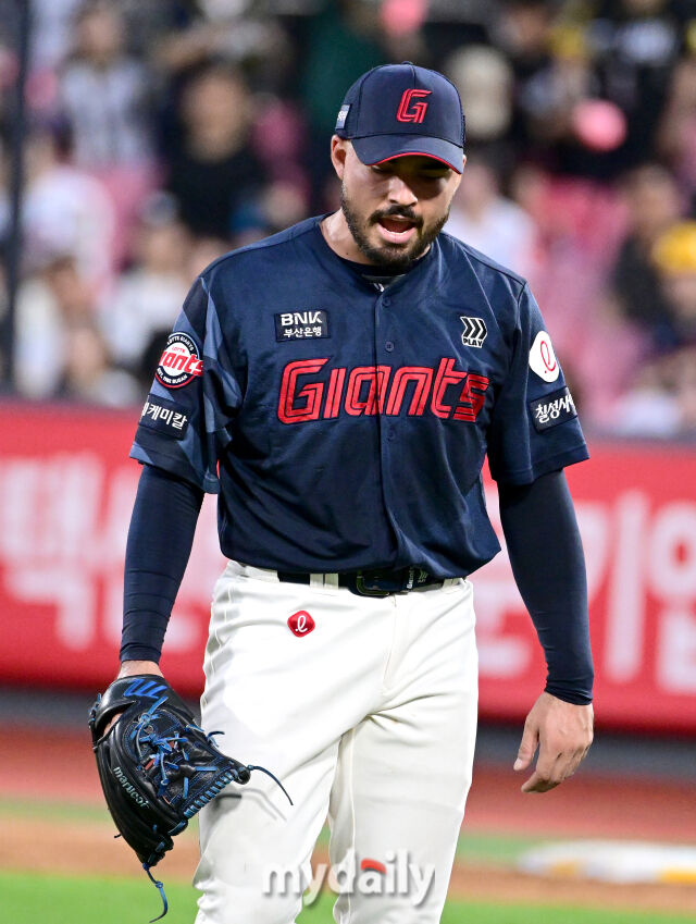 2025년 9월 3일 오후 경기도 수원KT위즈파크에서 열린 '2025 신한 SOL뱅크 KBO 리그' 롯데 자이언츠와 KT 위즈의 경기. 롯데 선발투수 감보아가 1회말 3실점 한 뒤 당황하고 있다./수원=유진형 기자