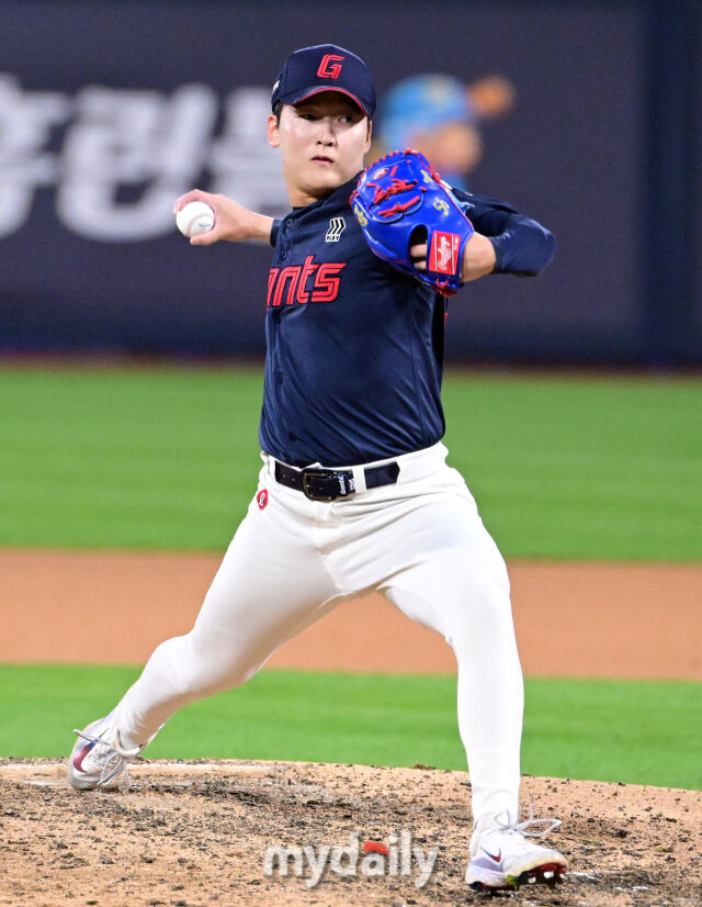 2025년 9월 3일 오후 경기도 수원KT위즈파크에서 열린 '2025 신한 SOL뱅크 KBO 리그' 롯데 자이언츠와 KT 위즈의 경기. 롯데 최준용이 6회말 1사 후 구원등판해 역투하고 있다./마이데일리