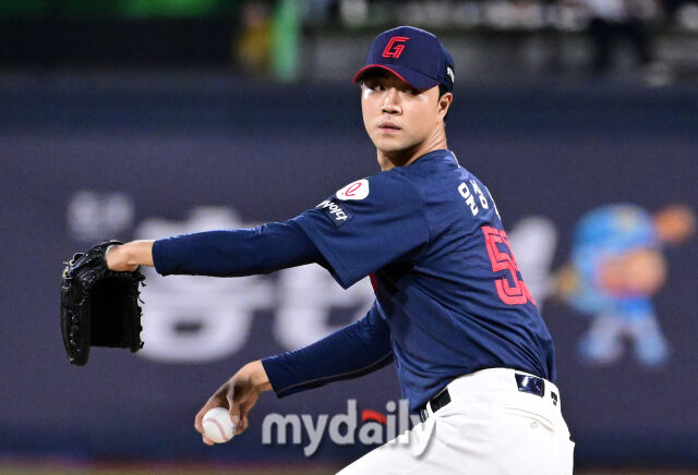 2025년 9월 3일 오후 경기도 수원KT위즈파크에서 열린 '2025 신한 SOL뱅크 KBO 리그' 롯데 자이언츠와 KT 위즈의 경기. 롯데 윤성빈이 6회말 2사 2루서 구원등판해 역투하고 있다./마이데일리