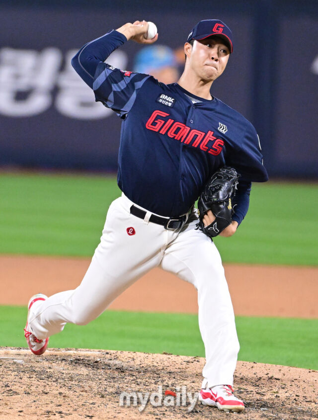 2025년 9월 3일 오후 경기도 수원KT위즈파크에서 열린 '2025 신한 SOL뱅크 KBO 리그' 롯데 자이언츠와 KT 위즈의 경기. 롯데 윤성빈이 6회말 2사 2루서 구원등판해 역투하고 있다./마이데일리