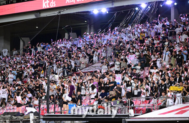 2025년 9월 3일 오후 경기도 수원KT위즈파크에서 열린 '2025 신한 SOL뱅크 KBO 리그' 롯데 자이언츠와 KT 위즈의 경기. KT 팬들이 응원하고 있다./마이데일