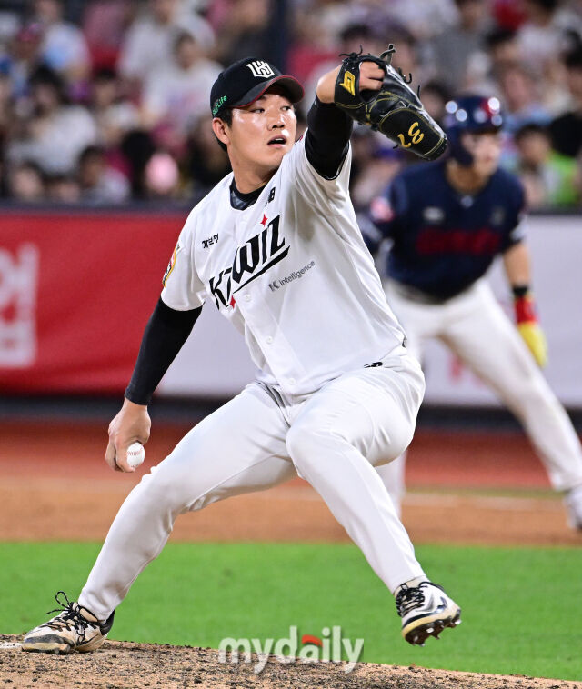 2025년 9월 3일 오후 경기도 수원KT위즈파크에서 열린 '2025 신한 SOL뱅크 KBO 리그' 롯데 자이언츠와 KT 위즈의 경기<br><br>KT 이상동이 7회초 역투하고 있다./마이데일리