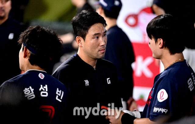 2025년 9월 3일 오후 경기도 수원KT위즈파크에서 열린 '2025 신한 SOL뱅크 KBO 리그' 롯데 자이언츠와 KT 위즈의 경기. 롯데 전준우가 윤동희를 격려하고 있다./마이데일리