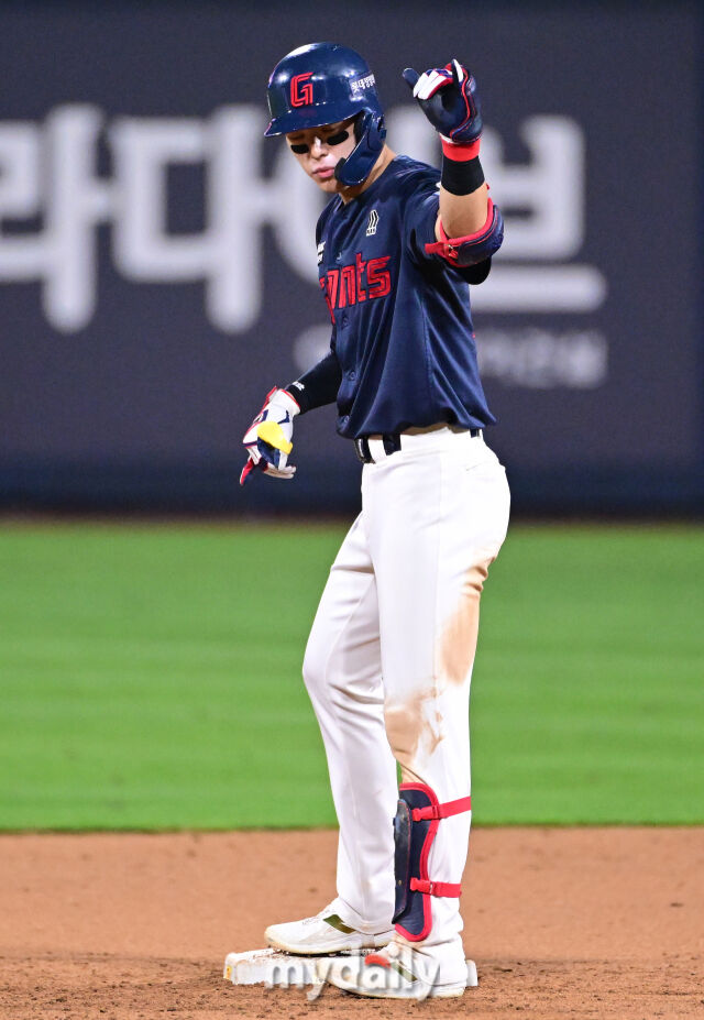 2025년 9월 3일 오후 경기도 수원KT위즈파크에서 열린 '2025 신한 SOL뱅크 KBO 리그' 롯데 자이언츠와 KT 위즈의 경기. 롯데 한태양이 7회초 2사 2.3루서 한태양이 2타점 역전타를 친 뒤 기뻐하고 있다./수원=유진형 기자