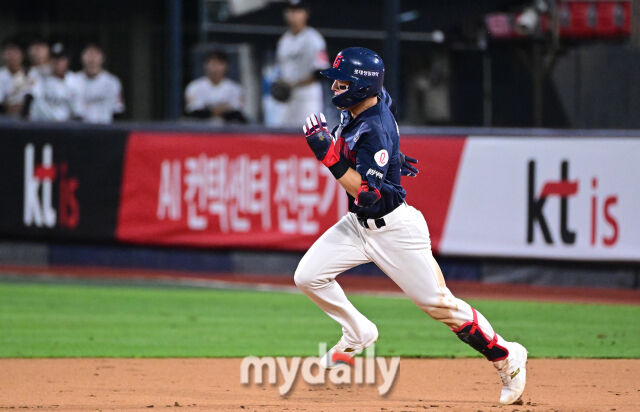 2025년 9월 3일 오후 경기도 수원KT위즈파크에서 열린 '2025 신한 SOL뱅크 KBO 리그' 롯데 자이언츠와 KT 위즈의 경기. 롯데 한태양이 7회초 2사 2.3루서 2타점 역전타를 친 뒤 KT 중견수 스티븐슨의 실책 때 2루로 뛰고 있다./마이데일리