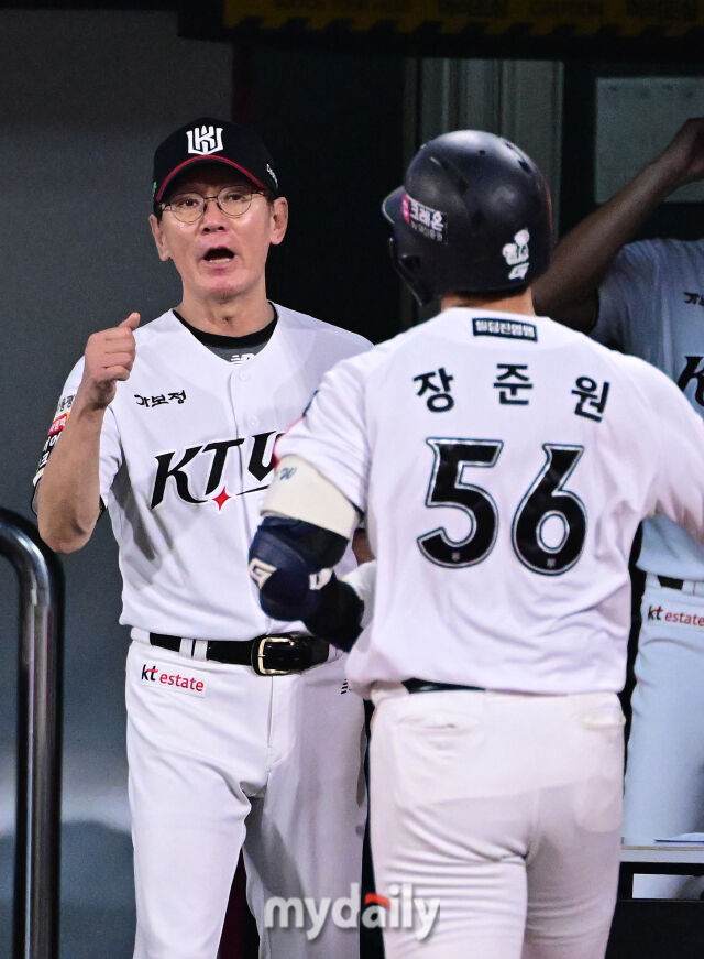 2025년 9월 3일 오후 경기도 수원KT위즈파크에서 열린 '2025 신한 SOL뱅크 KBO 리그' 롯데 자이언츠와 KT 위즈의 경기. KT 장준원이 7회말 2사 후 동점 솔로홈런을 친 뒤 이강철 감독의 축하를 받고 있다./수원=유진형 기자
