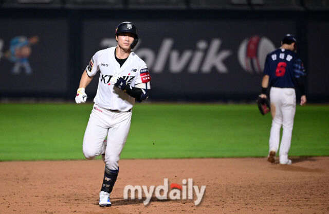 2025년 9월 3일 오후 경기도 수원KT위즈파크에서 열린 '2025 신한 SOL뱅크 KBO 리그' 롯데 자이언츠와 KT 위즈의 경기. KT 장준원이 7회말 2사 후 동점 솔로홈런을 친 뒤 그라운드를 돌고 있다./수원=유진형 기자